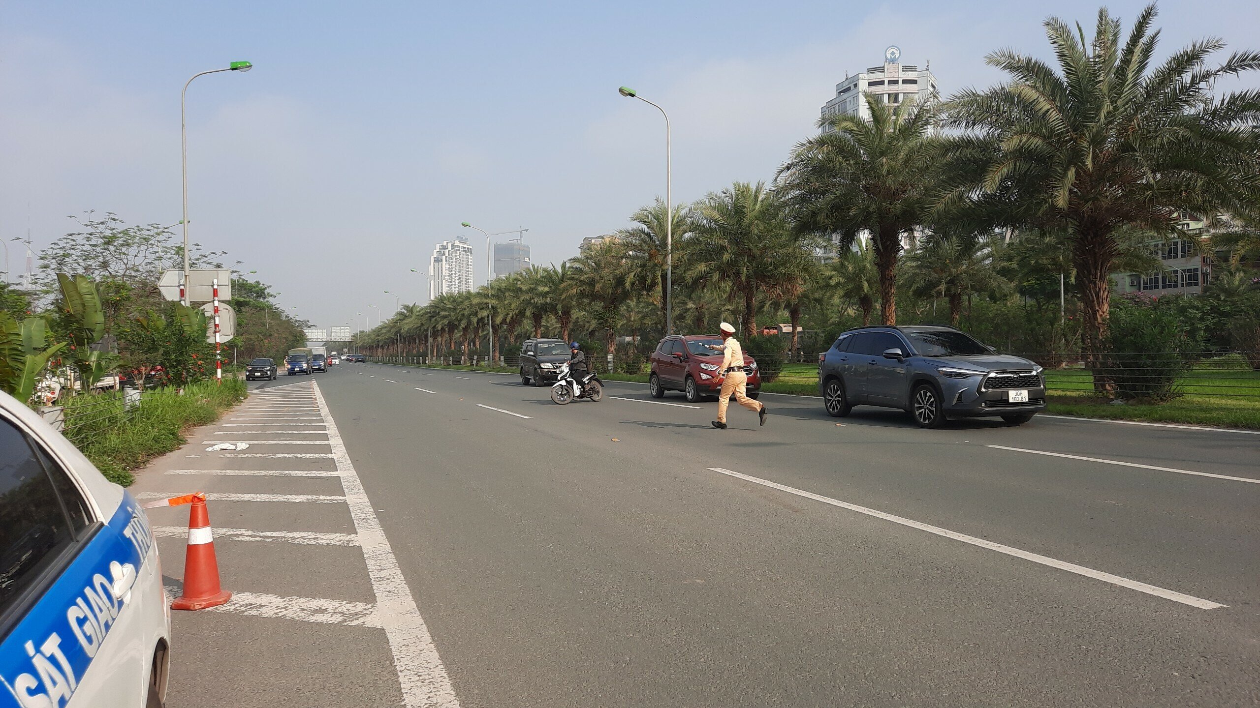 Tuy nhiên, Tổ công tác Đội CSGT số 6 (Đội 6) đã cử 2 cán bộ hóa trang nhằm dừng các phương tiện xe máy vi phạm