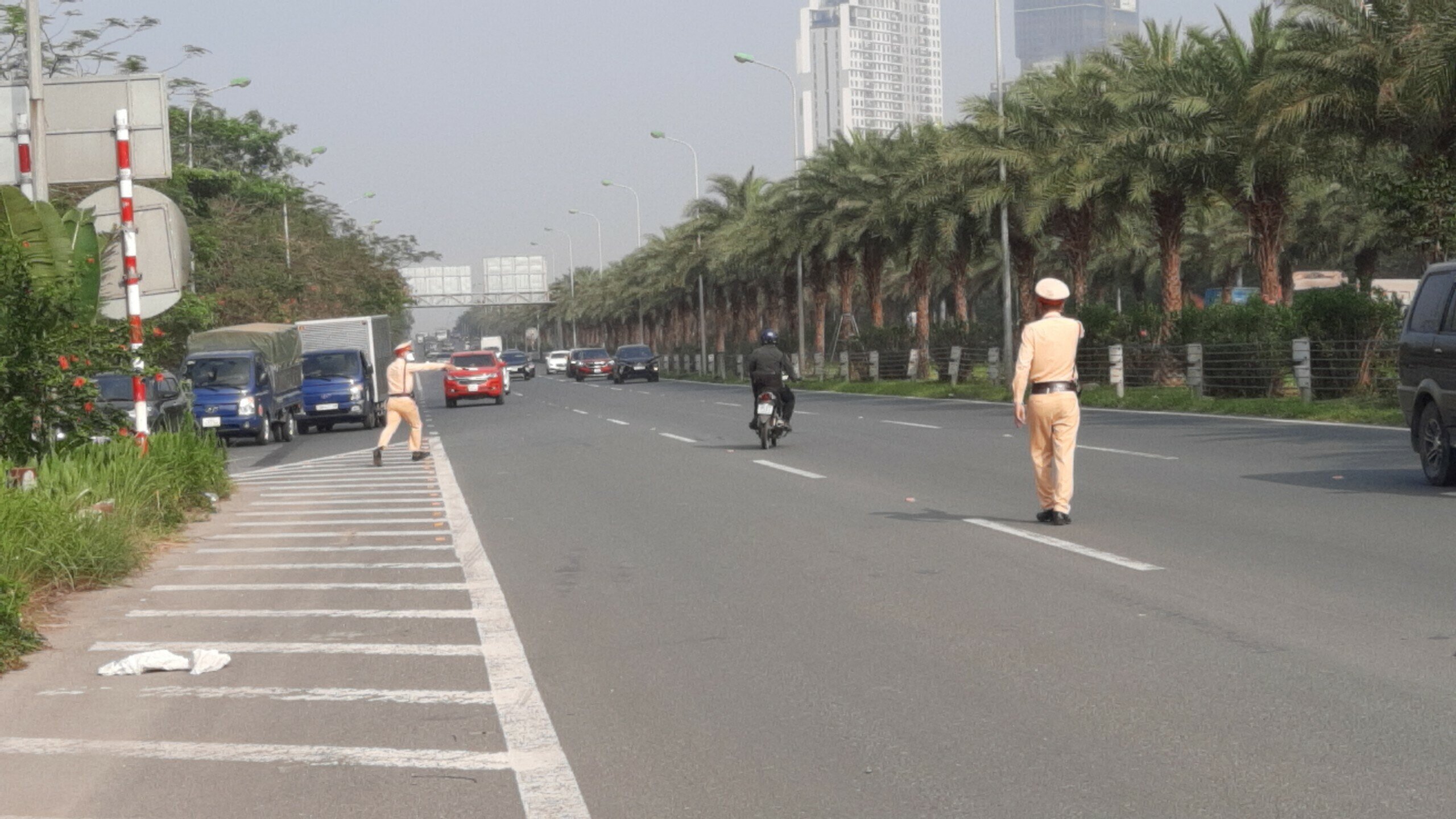 Khoảng 8h cùng ngày, anh N.V.T. điều khiển xe máy BKS 30P1-10XX di chuyển ở làn cao tốc Đại lộ Thăng Long khi phát hiện thấy lực lượng CSGT đã quay đầu, rồi tăng ga bỏ chạy, lạng lách qua rất nhiều ô tô