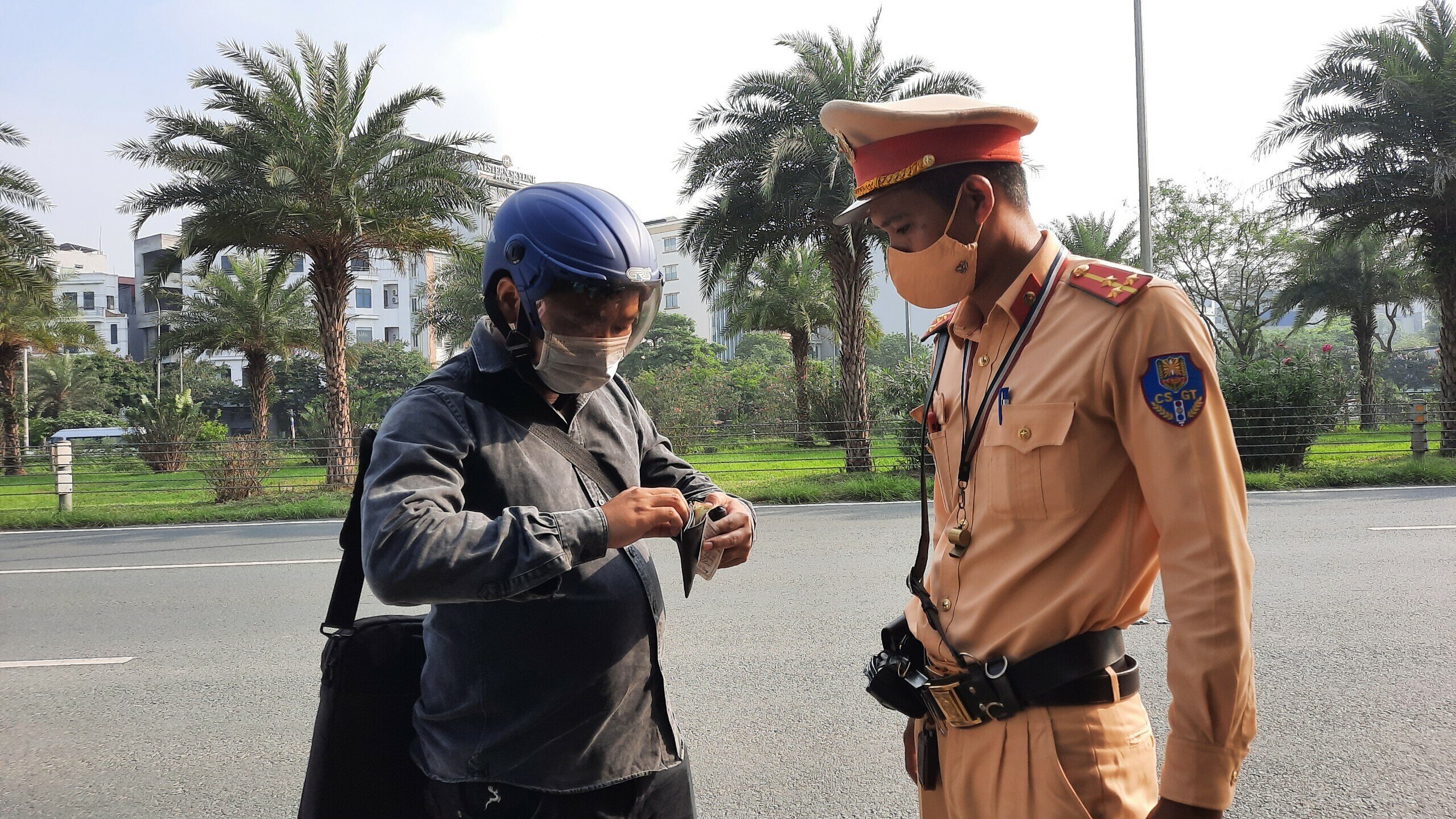 Khi bị Tổ công tác Đội 6 dừng xe và đưa về chốt lập biên bản xử lý, tài xế T. biện minh: "Do tôi không để ý biển báo nên đã đi vào làn cao tốc của Đại lộ Thăng Long, nhìn thấy CSGT tôi sợ bị phạt nên đã quay đầu bỏ chạy bất chấp nguy hiểm"