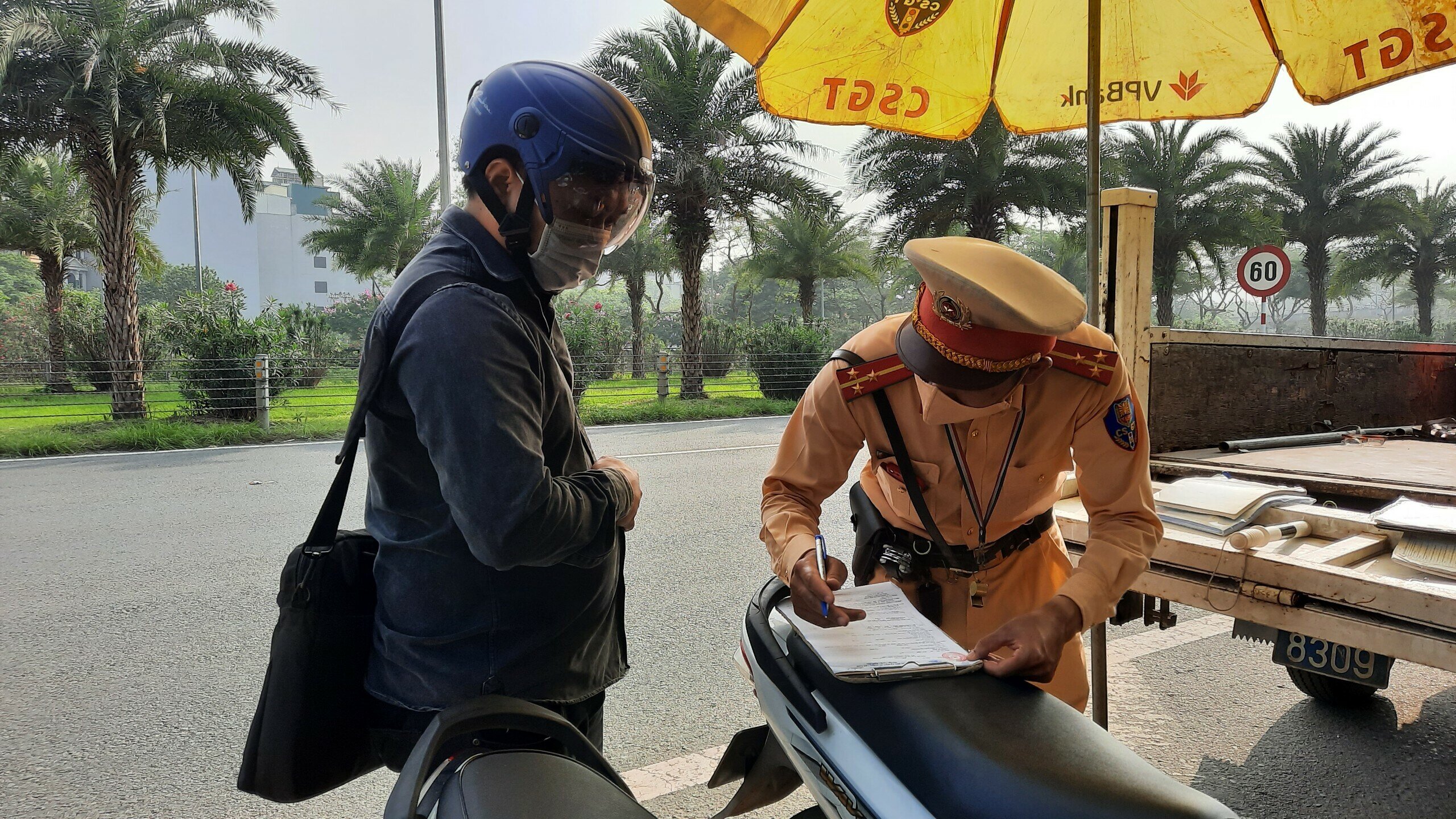 Tuy nhiên, với lỗi vi phạm của mình, tài xế T. vẫn bị lập biên bản, giữ xe, tước GPLX. Ký vào biên bản xong, tài xế T. hớt hải tìm cách đi ra đường gom để vẫy xe về nhà giữa nắng nóng.