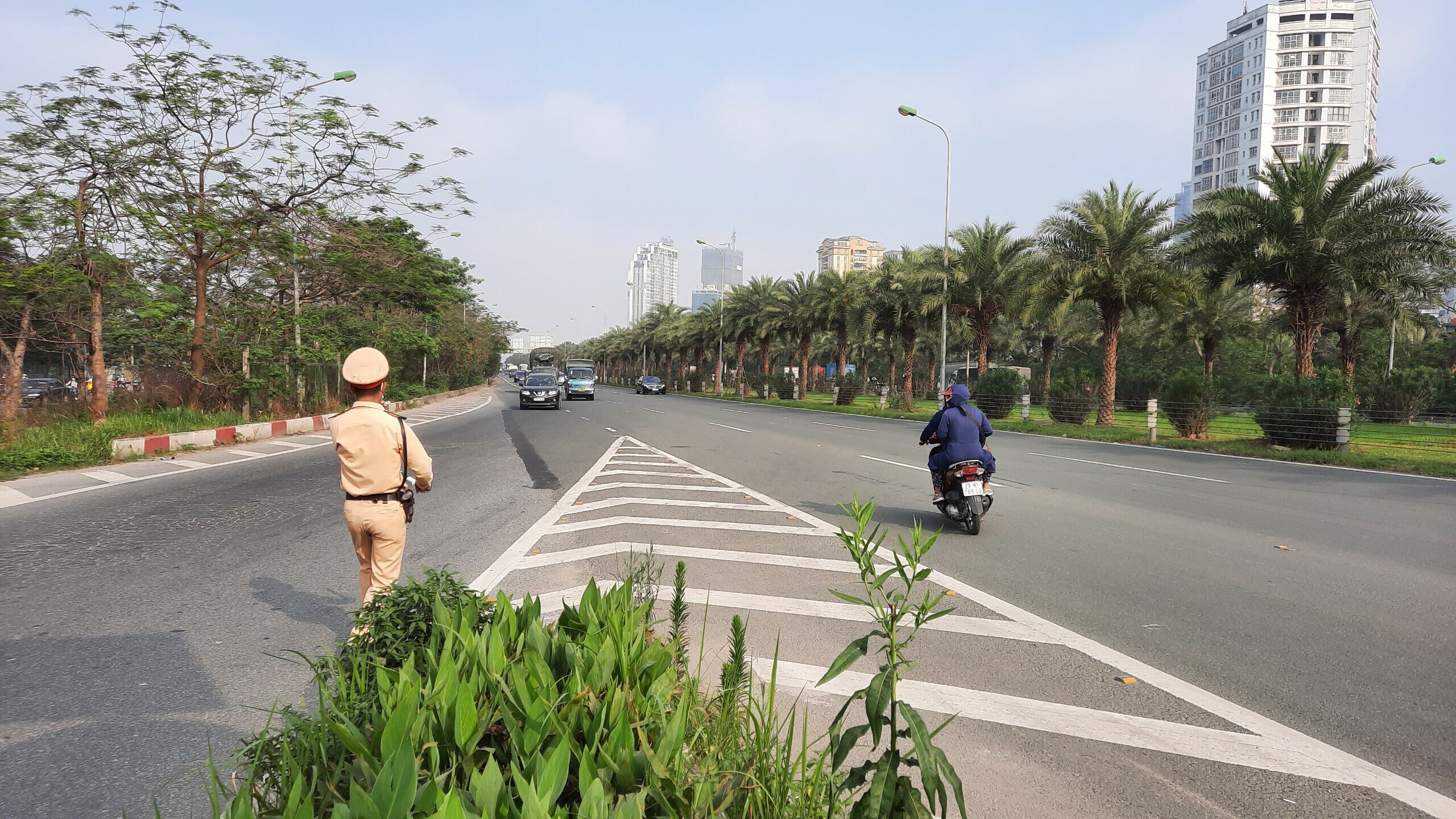 Khoảng 5 phút sau, Tổ công tác tiếp tục phát hiện người đàn ông tên H. điều khiển xe máy đi vào làn đường cao tốc