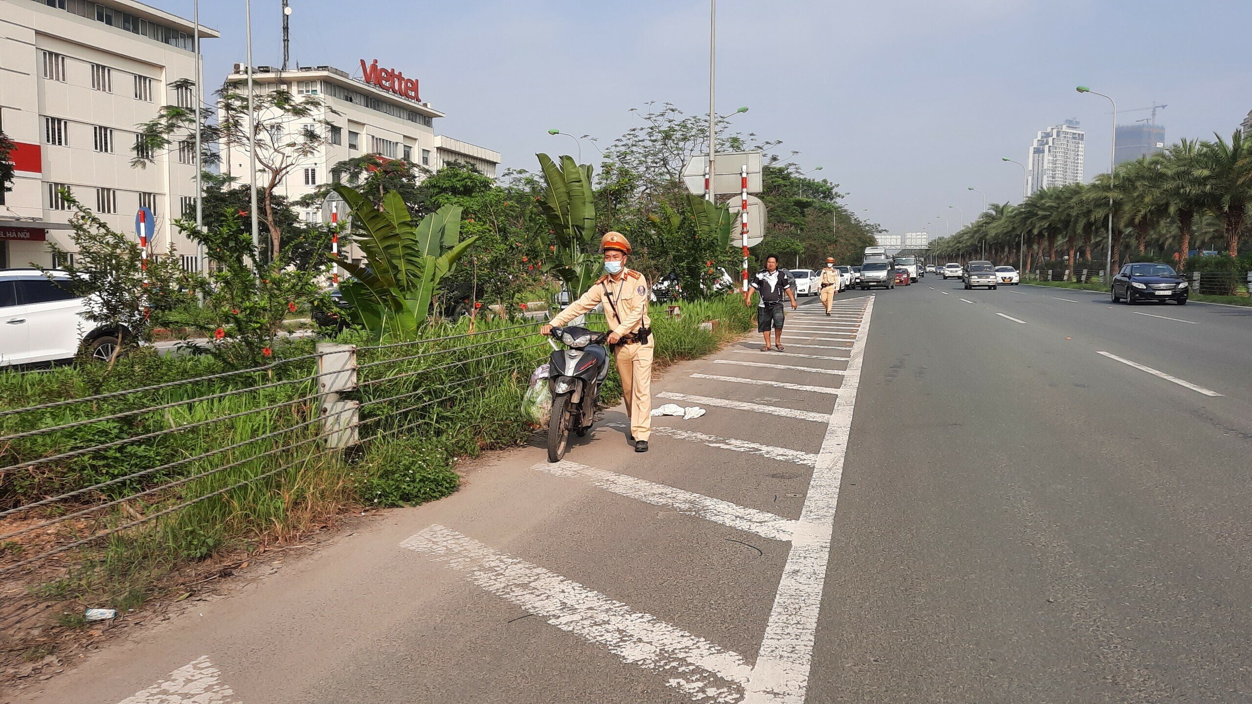 Anh H. thanh minh: "Vì đường gom ở ngoài tắc quá nên đi vào làn cao tốc cho kịp đến chỗ làm". Bị CSGT lập biên bản, giữ xe và GPLX, anh H. mướt mải mồ hôi đứng giữa nắng nóng đợi bạn đến đón