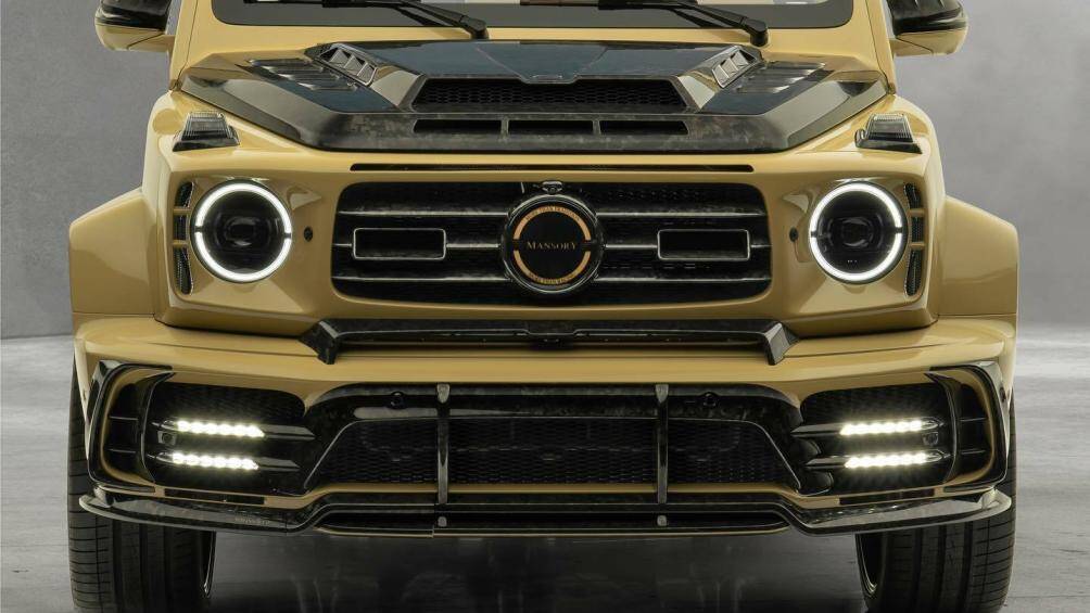 Nắp capo có những khe hút gió tạo hình rất ăn nhập với ngoại hình vuông vức truyền thống của G-Class