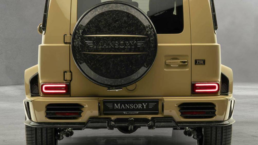 Đầu tiên phải kể đến bộ bodykit làm từ sợi carbon, giúp chiếc SUV mang vẻ ngoài dữ dằn hơn