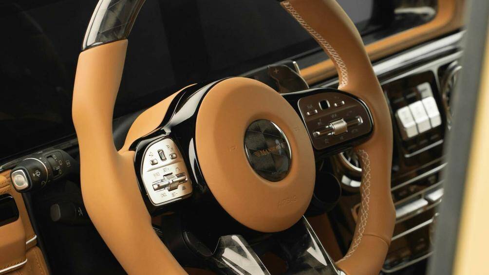 Kết hợp với bộ bodykit carbon là bộ vành 24 inch với thiết kế khá kín, được lấy cảm hứng từ các cuộc đua xe trên thế giới