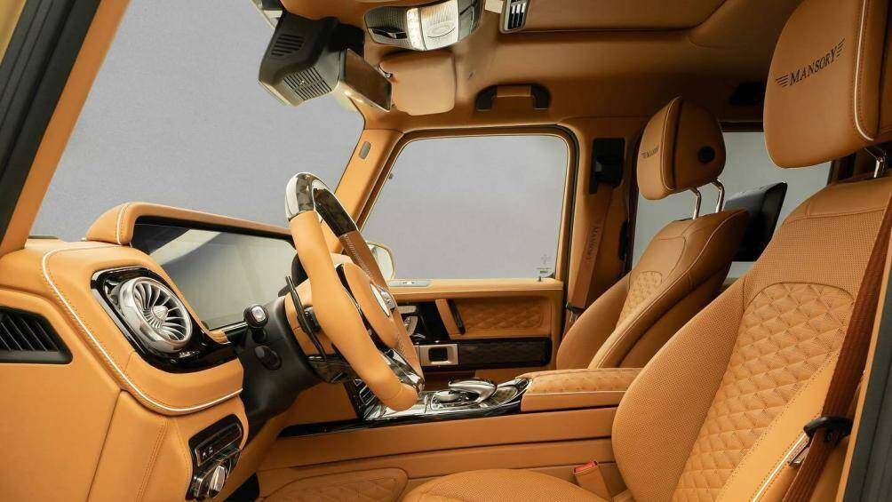 Bên ngoài là màu cát sa mạc nhưng bên trong xe được thiết kế tông màu nâu nhạt