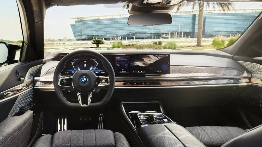 1. BMW i7