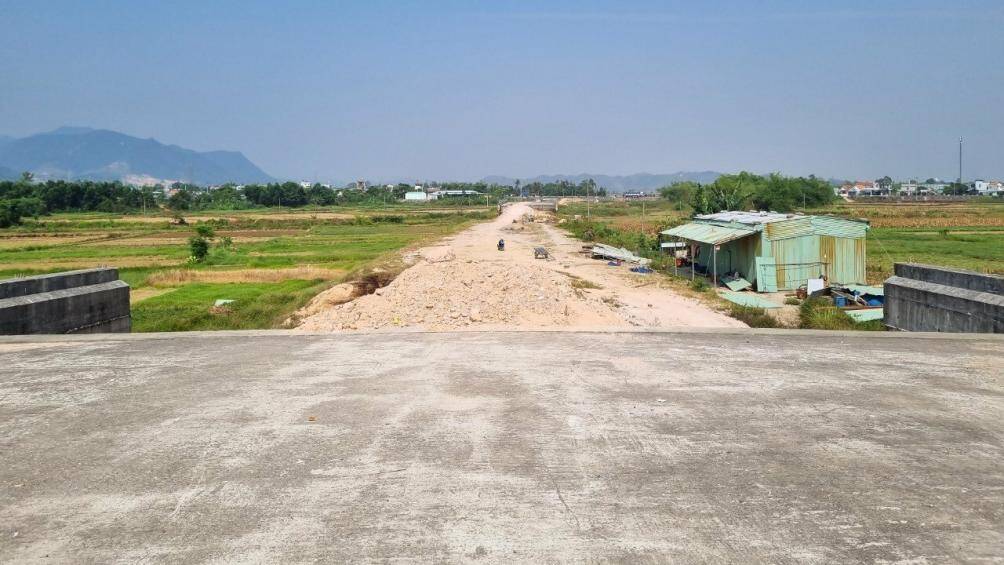 Theo ông Nguyễn Thế Đức, Phó chủ tịch UBND huyện Duy Xuyên, dự án đang phải tạm dừng thi công một số hạng mục do trên địa bàn và các huyện lân cận đang khan hiếm nguồn đất đắp. Trên địa bàn huyện không còn mỏ đất đáp ứng yêu cầu, ảnh hưởng rất lớn đến các dự án còn tồn đọng lẫn những dự án sắp triển khai.