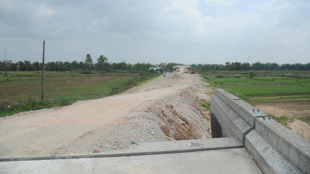 Ông Đức cho biết thêm, dự án đường tránh lũ kết hợp phát triển đô thị Nam Phước, kết nối trung tâm hành chính huyện Duy Xuyên, QL1 và QL14H khi hoàn thành không chỉ phục vụ cứu hộ, cứu nạn mà còn đáp ứng nhiều mục tiêu quan trọng khác. "Nhằm sớm đưa dự án vào khai thác, sử dụng, huyện đã chỉ đạo các phòng, ban, đơn vị liên quan đôn đốc nhà thầu khẩn trương hoàn thiện hồ sơ thủ tục để được cấp mỏ khai thác đất phục vụ thi công. Yêu cầu đơn vị thi công sử dụng các nguồn vật liệu từ nơi khác đến để đảm bảo phương án thi công, kịp tiến độ được giao", ông Đức cho hay.