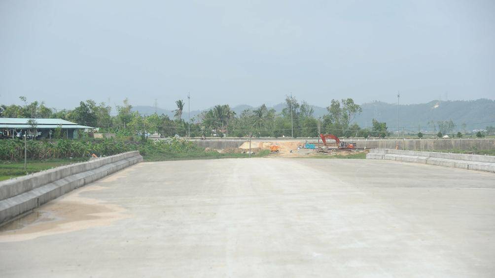Dự án do liên danh nhà thầu Công ty TNHH Thanh Tùng, Công ty TNHH xây dựng Thái Dương và Công ty TNHH xây dựng - dịch vụ Minh Khang thi công