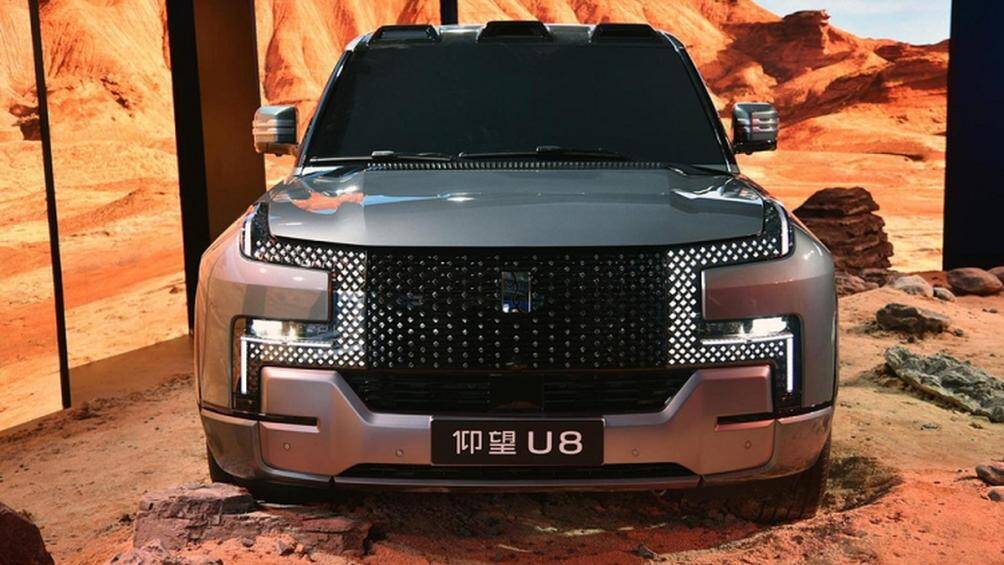 Hãng xe Trung Quốc BYD đã chính thức trình làng mẫu xe SUV điện độc đáo Yangwang U8 2024 có thể nổi trên mặt nước
