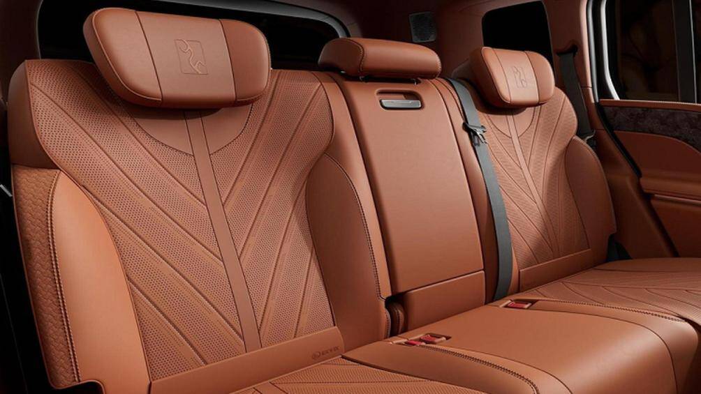 Hành khách phía sau cũng có sự giải trí riêng biệt với 2 màn hình gắn trên tựa đầu phía sau của ghế trước, có kích thước 12,8 inch