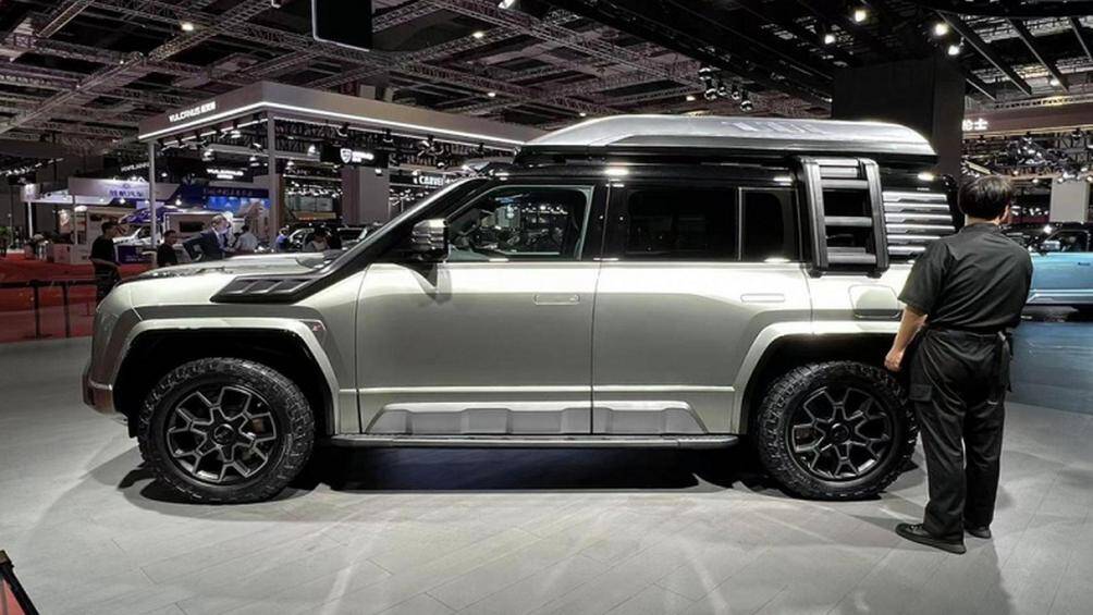 Yangwang U8 còn được trang bị tay nắm cửa dạng ẩn, thiết kế khí động học trên vòm bánh xe và cột D, bộ mâm hợp kim 20 inch