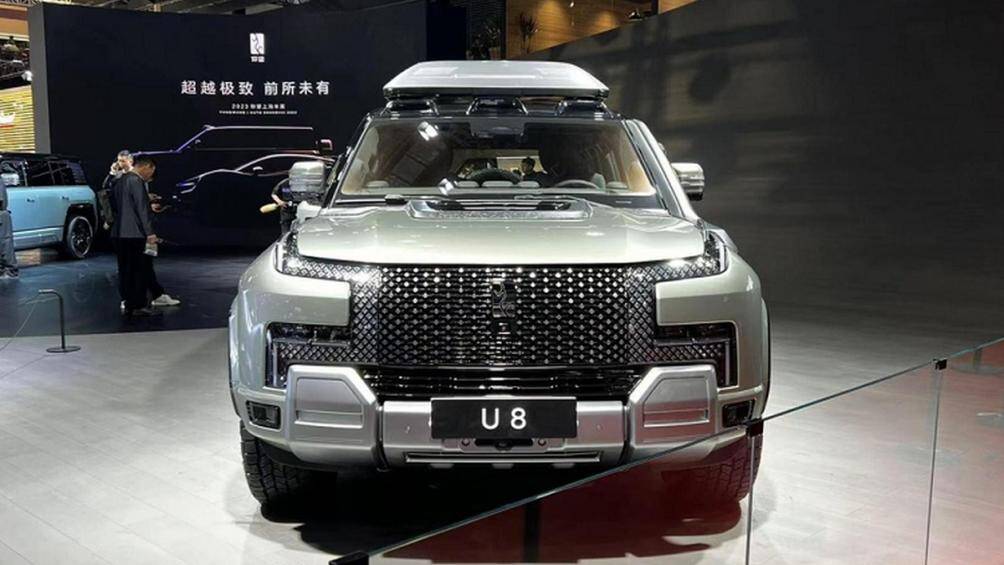 Dải đèn này tích hợp cả đèn pha lẫn đèn LED định vị ban ngày hình chữ "L". Sâu xuống phía dưới lưới tản nhiệt là 2 hốc gió tách rời