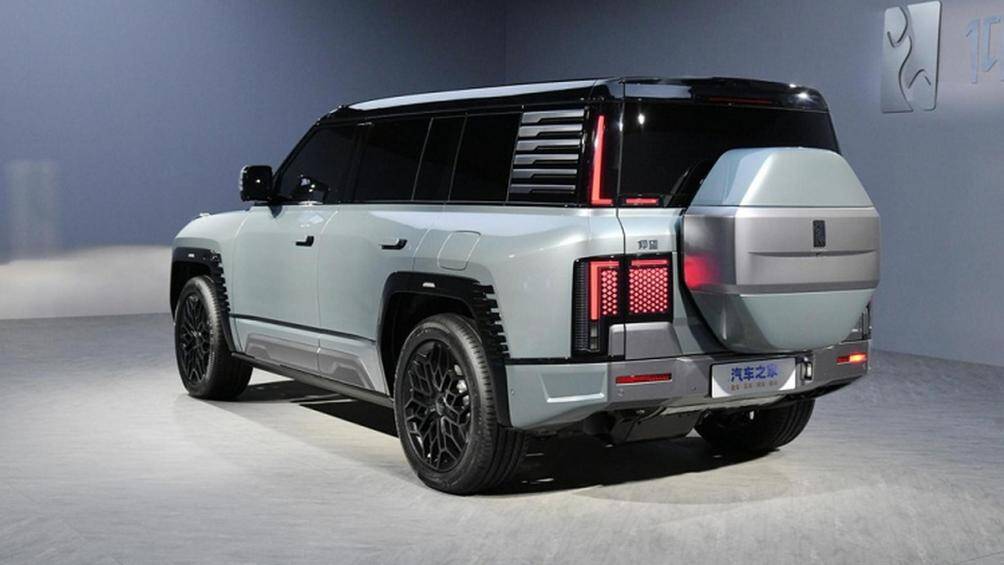 Trái tim của xe gồm 4 mô-tơ điện, mỗi mô-tơ điện sẽ tạo ra công suất tối đa từ 295 - 322 mã lực và mô-men xoắn cực đại từ 320 - 420 Nm