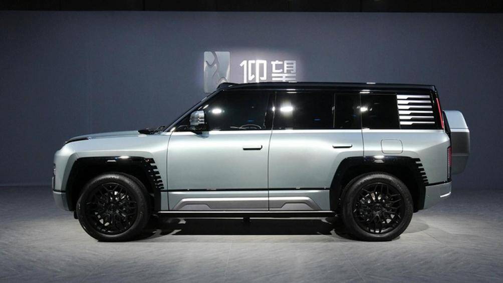 Yangwang U8 có tính năng quay đầu tại chỗ, chế độ di chuyển sang ngang như cua bò hay chế độ nổi trên mặt nước nhờ thân xe hàn kín, chống nước