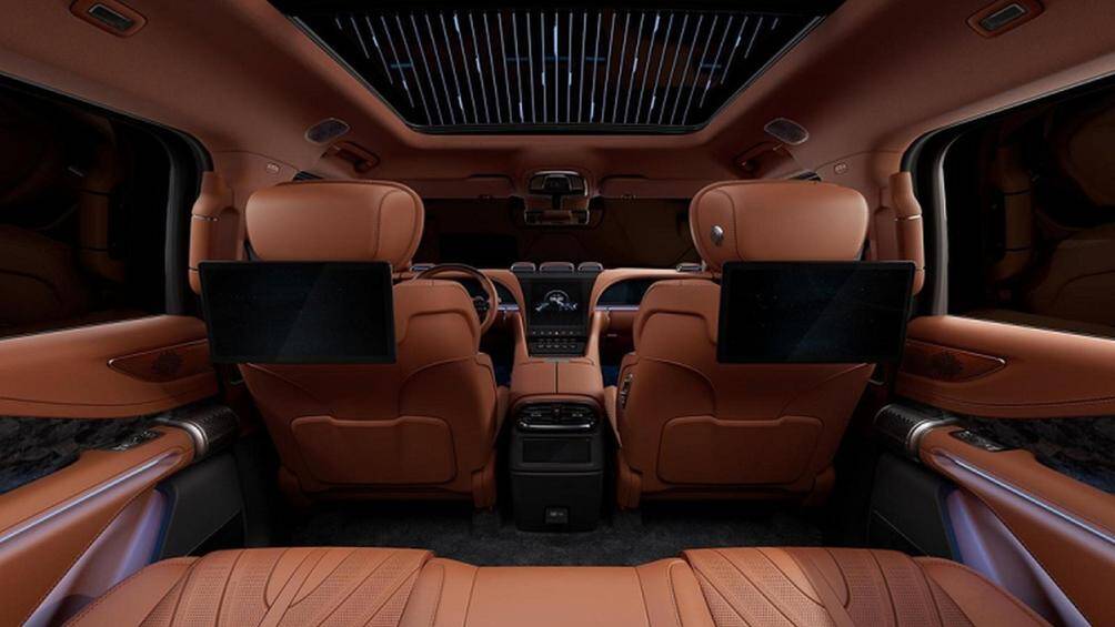 Đầu tiên là việc trang bị màn hình OLED cong 12,8 inch cho việc giải trí, tiếp đến là màn hình cho bảng đồng hồ và 1 màn hình giải trí ghế phụ