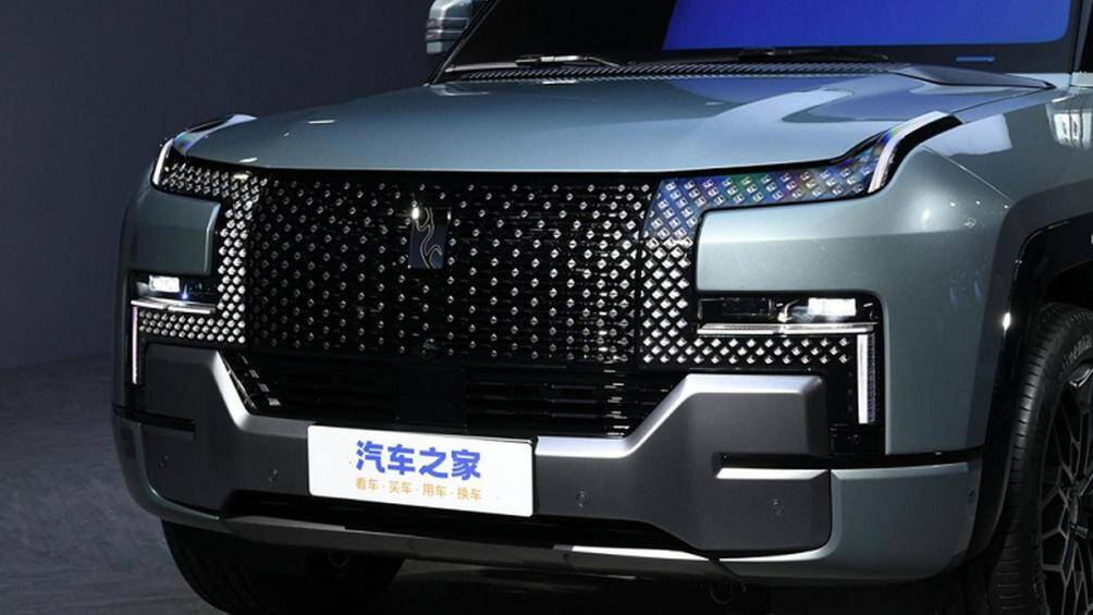 Trung tâm của lưới tản nhiệt được khảm logo của thương hiệu. Bao quanh lưới tản nhiệt là dải đèn uốn lượn