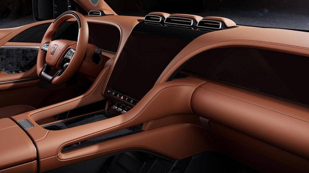 Về nội thất, Yangwang U8 sẽ được tích hợp 5 màn hình cho cả hàng ghế trước và sau