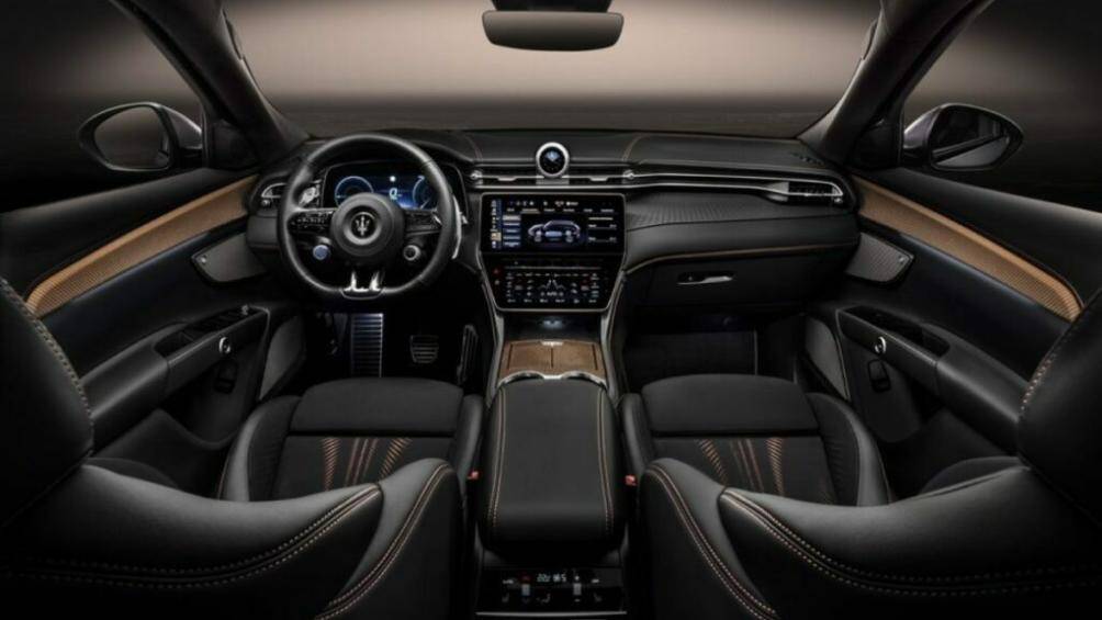 Ghế trước được trang bị hệ thống thông gió và sưởi ấm chỉnh điện 14 hướng, bọc vải Econyl cùng các điểm nhấn màu đồng sang trọng