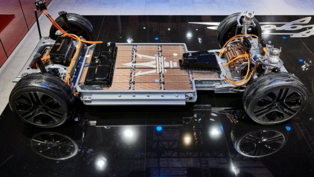 Maserati Grecale Folgore được trang bị bộ pin 105 kWh tạo ra công suất kết hợp 550 mã lực và mô-men xoắn 820 Nm