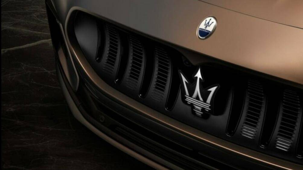 Chiếc EV này còn có các điểm nhấn màu đen bóng, lỗ thông hơi bên hông được chiếu sáng, kẹp phanh và logo bằng đồng