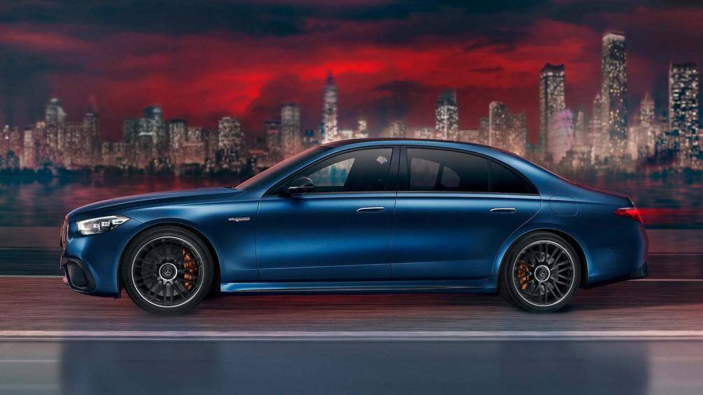 Vô-lăng AMG Performance bọc thủ công bằng da Nappa. Bảng điều khiển trung tâm có chữ viết tay “MANUFAKTUR”