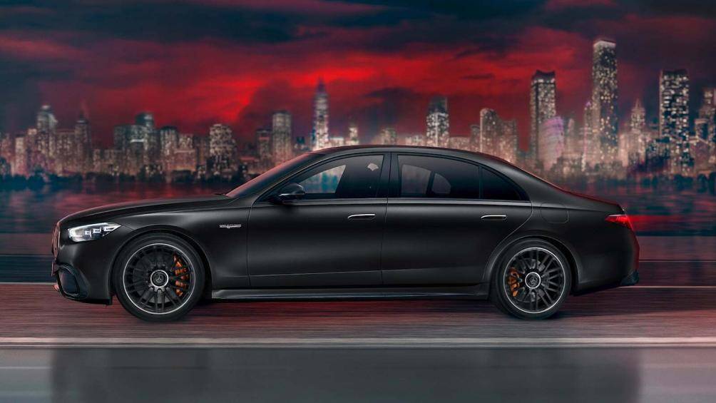 Đối với chủ nhân không muốn logo AMG thêu màu tiêu chuẩn dưới thảm sàn có thể nâng cấp gói biểu tượng bằng vàng hoặc bạch kim