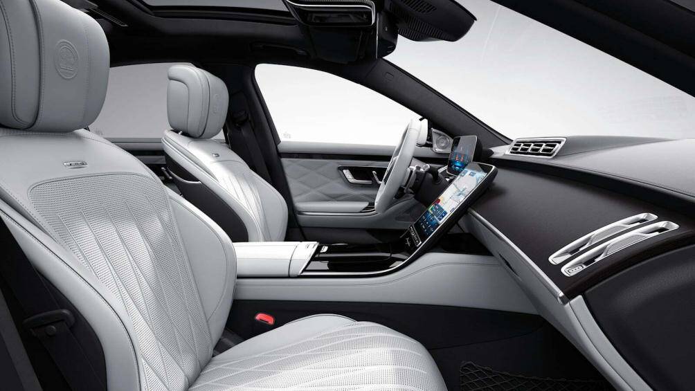 Thảm sàn cũng được xử lý kết hợp tông màu đen cao cấp