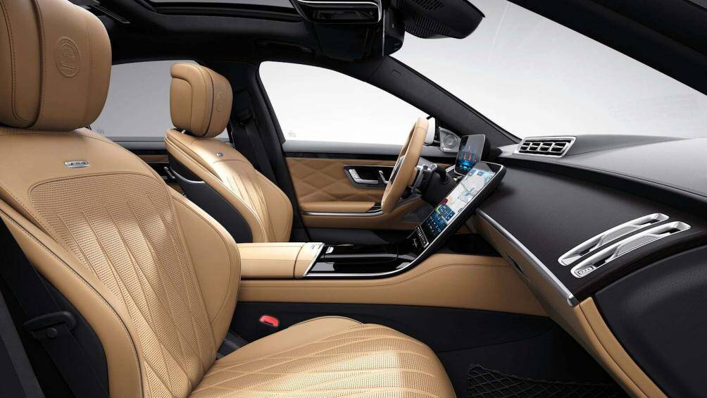 Gói cá nhân hóa đặc biệt trang bị da Nappa độc quyền của Manufaktur với các đường chần kim cương cùng logo AMG dập nổi tại tựa đầu trước