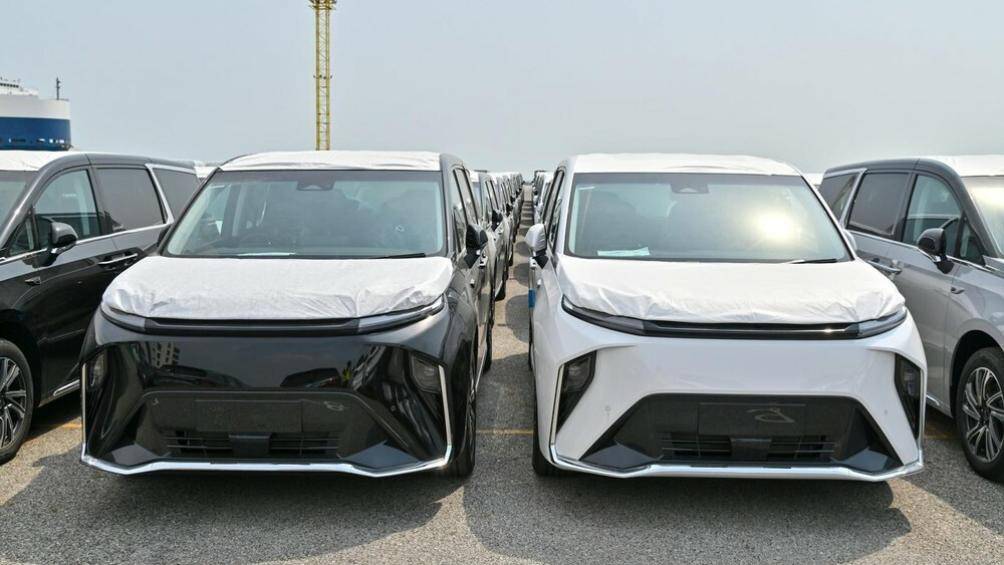 Cản trước được sơn màu đen bóng, tích hợp hốc gió  hình chữ nhật. Logo của thương hiệu MG được đặt trên nắp ca-pô. Bên dưới nắp ca-pô là khoang hành lý nhỏ