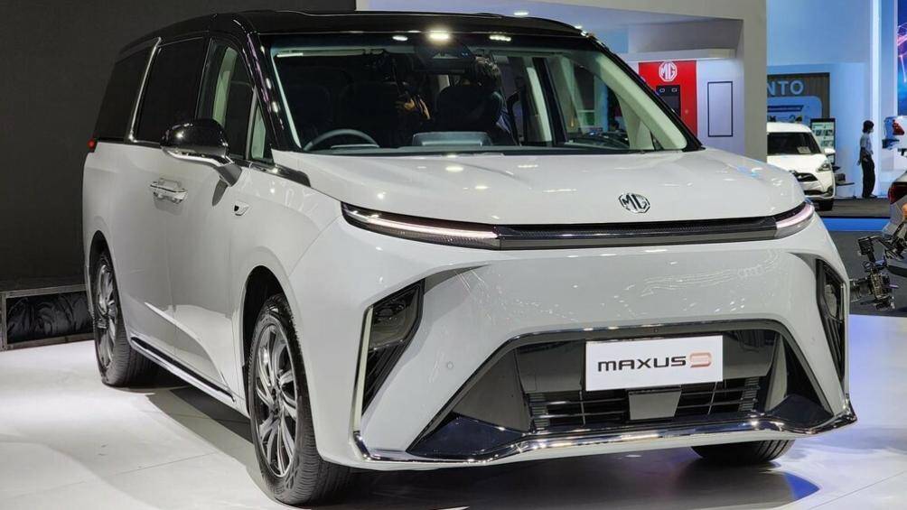 Mẫu xe điện sở hữu ngoại hình tối giản với hệ thống đèn 2 tầng trên đầu xe, dải đèn LED định vị ban ngày khá mỏng nằm phía trên, ôm lấy nắp ca-pô