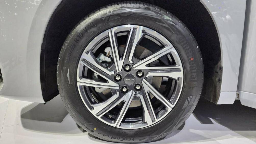 Xe được trang bị nóc, các cột bên sườn và ốp gương chiếu hậu đều sơn màu đen bóng cùng bộ vành hợp kim 19 inch với thiết kế chữ "V"