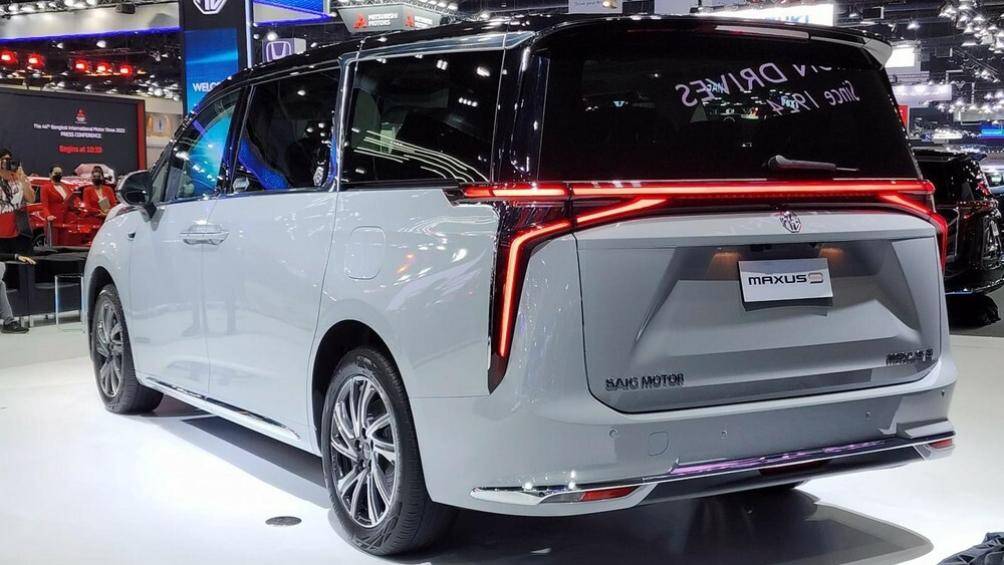 Đằng sau xe, MG Maxus 9 được trang bị cụm đèn hậu LED với thiết kế xuyên suốt và kéo dài xuống chắn bùn