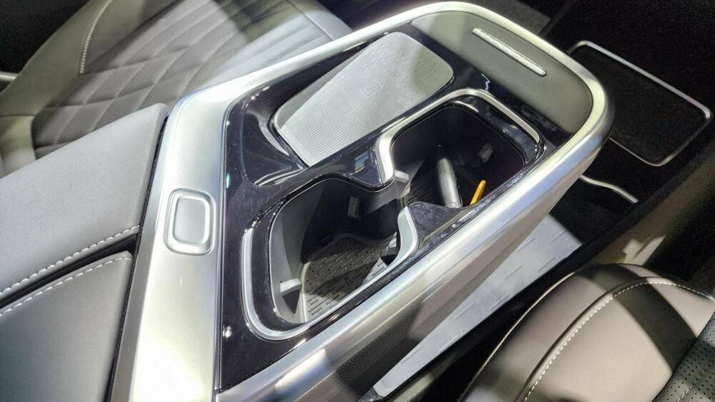 Trang bị an toàn của MG Maxus 9 cũng khá đầy đủ với 6 túi khí, phanh tay điện tử, hệ thống cảnh báo áp suất lốp, hỗ trợ giữ làn đường, camera 360 độ