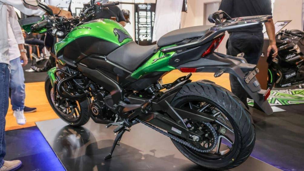 Các tiện ích khi lái xe bao gồm: giá đỡ điện thoại thông minh với cổng sạc USB và phần mềm định vị