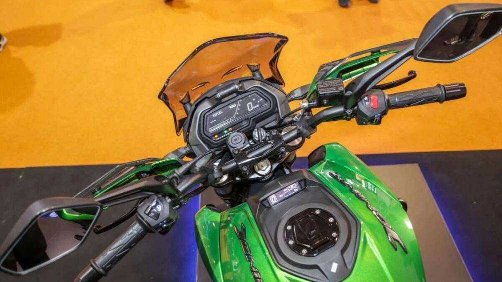Modenas đã bổ sung cho mẫu xe bộ kính chắn gió cao hơn, tấm bảo vệ tay, tấm bảo vệ chân mới, tấm chắn động cơ và tựa lưng cho hành khách