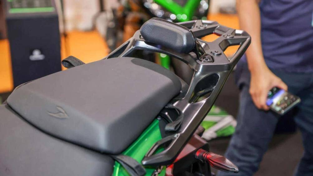 Dominar D400 nặng 182kg, đã bao gồm 13 lít nhiên liệu trong bình. Mẫu xe có hai lựa chọn màu sắc là Savanna Green (xanh) and Charcoal Black (đen than)