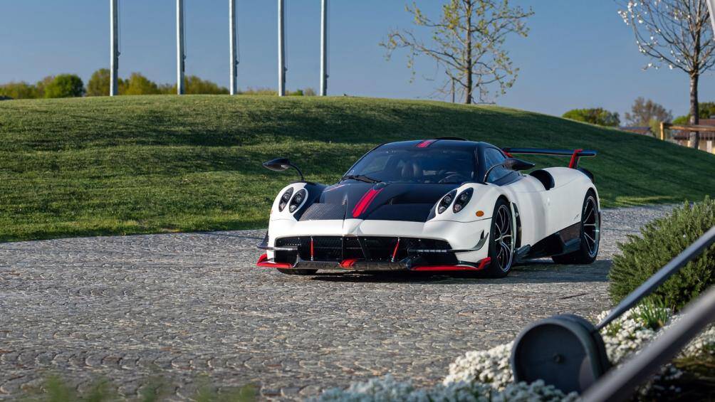 Với gói độ chính hãng Pacchetto Tempesta, siêu xe Pagani Huayra BC toát lên vẻ sang trọng nhưng không kém phần thể thao