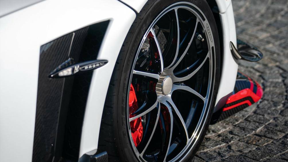 Ngoài ra Huayra BC cũng thay thế bộ mâm 7 chấu kép Monolithic của App Tech bằng bộ mâm của bản Pacchetto Tempesta loại 5 chấu kép mới