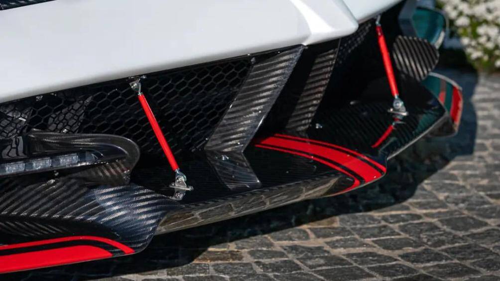 Riêng phần thân được làm từ sợi carbon cùng những chi tiết đen mờ kết hợp đường chỉ đỏ tương phản chạy dọc thân xe