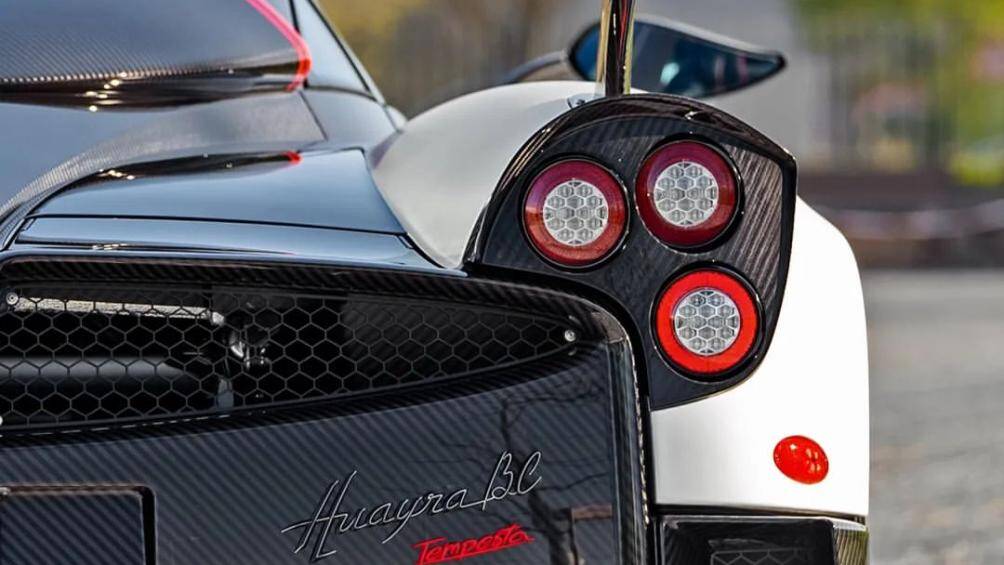 Phần đuôi xe được thiết kế mới có cánh gió khí động học cùng vây cá kéo dài từ mui đến đuôi xe