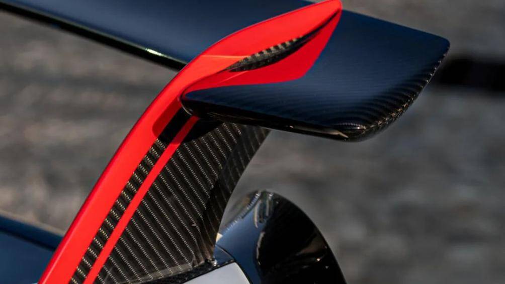 Huayra BC khác biệt so với phiên bản tiêu chuẩn là có cản trước cùng cánh gió phụ trợ, khuếch tán cản gió sau, ốp hông và cánh gió cỡ lớn...