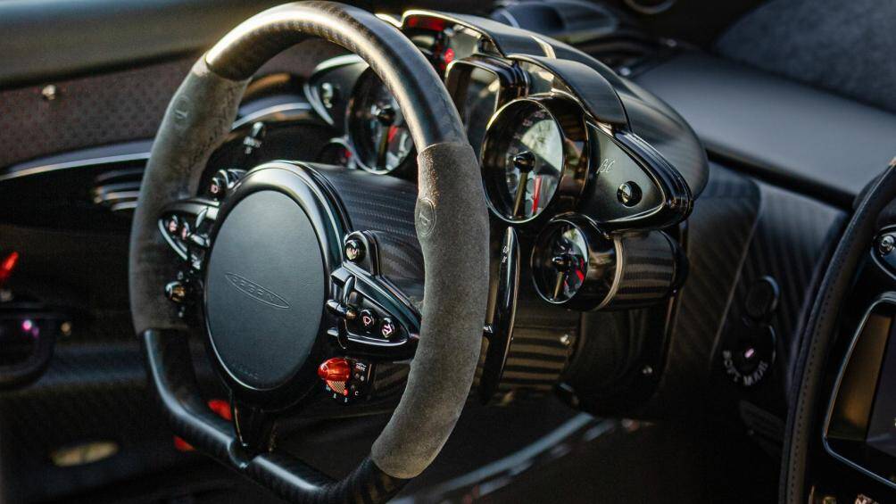 Nội thất mang thiết kế tương lai thông qua hàng loạt phím chức năng và nhiều chi tiết là các chất liệu cao cấp như sợi carbon, Alcantara, da thật...