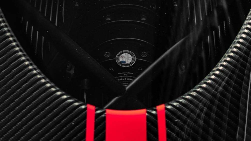 Huayra BC trang bị hệ thống ống xả trọng lượng nhẹ bằng titanium và gói Pacchetto Tempesta sẽ có thêm 2 ống xả phụ nằm tại khuếch tán gió cản sau