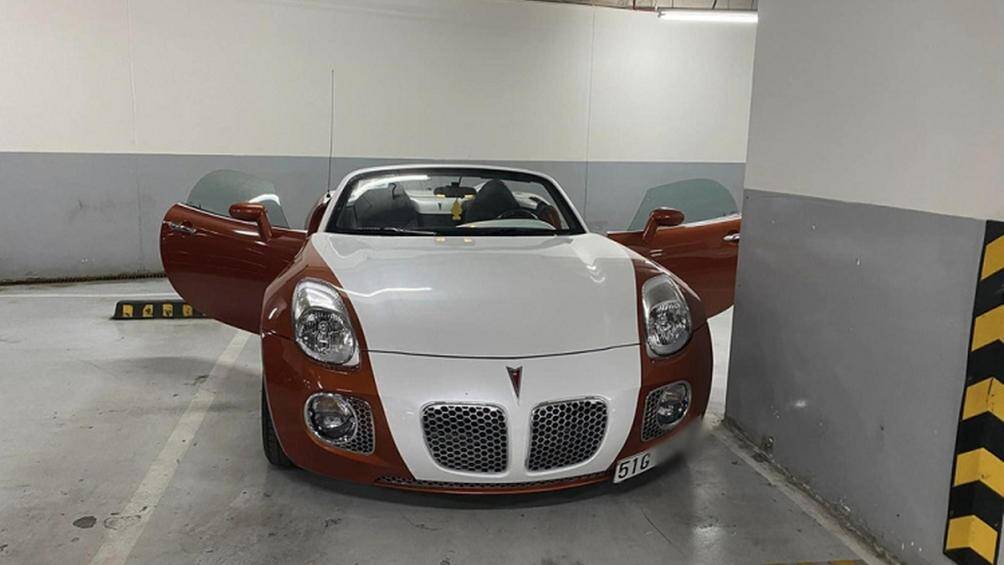 Mới đây, hình ảnh về một chiếc xe thể thao Pontiac Solstice mui trần 2006 tại Việt Nam đã nhanh chóng thu hút sự quan tâm của giới chơi xe