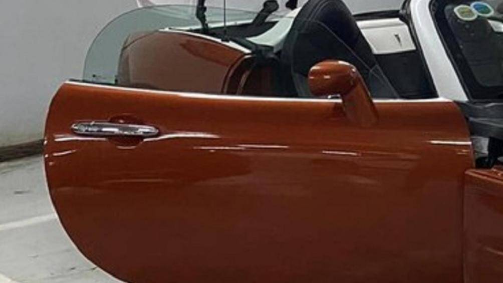 Đằng sau xe Pontiac Solstice có cụm đèn hậu to bản, phần nắp khoang chứa mui xe cò trụ gờ nổi