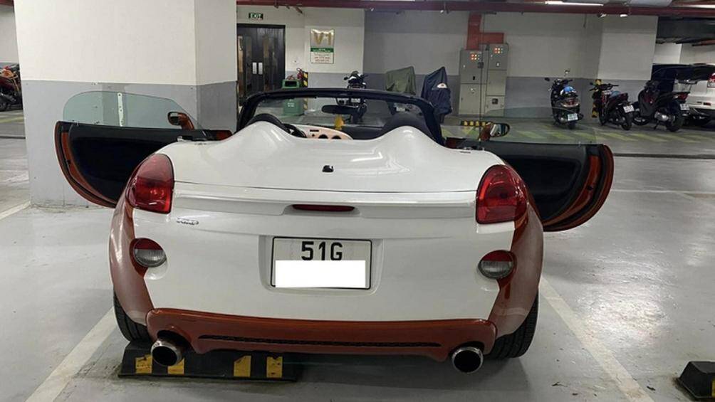 Xe có thiết kế đèn pha và đèn sương mù to bản, nhìn khá hài hước. Chưa hết, các xe Pontiac Solstice đều được trang bị ống xả đơn cỡ lớn