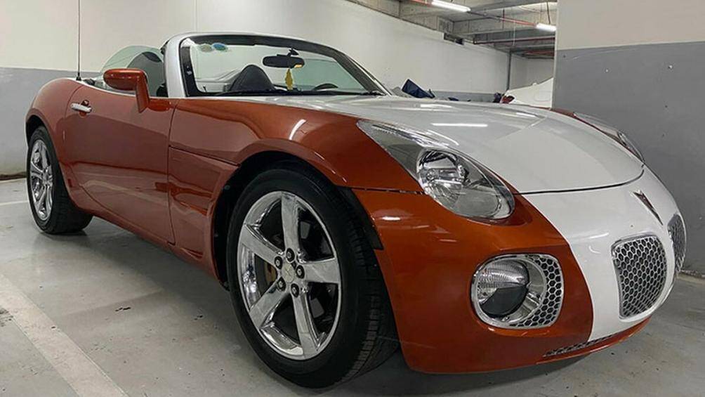 Mặt tiền xe Pontiac Solstice có lưới tản nhiệt đôi cỡ lớn, đặt sát với cản va trước, kết hợp cùng 2 bên là đèn sương mù dạng tròn
