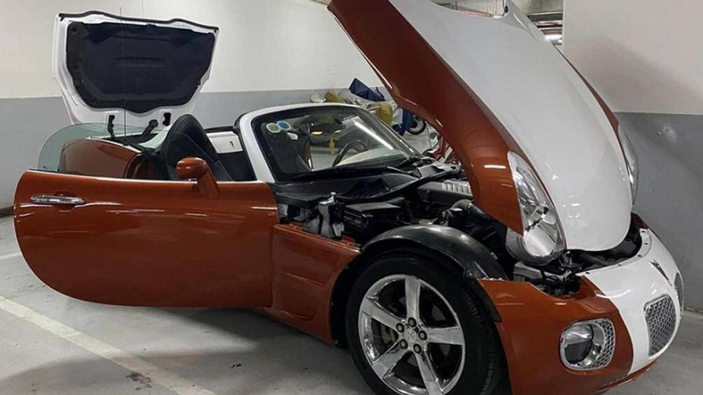 Các vòm bánh xe bên hông được mở rộng, ngay sau bánh trước có 2 hốc gió, mang đến tính khí động học hơn cho xe